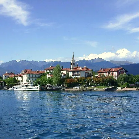 Enticing In With Balcony Lake Views *